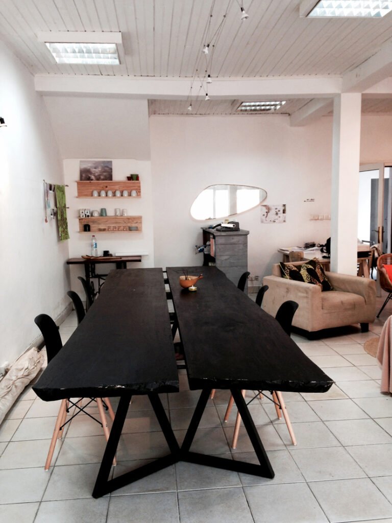 Salle de réunion équipée pour confcall dans un espace de coworking à Fort-Dauphin