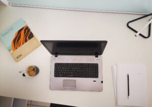 Coworker utilisant un espace de travail partagé à L'Atelier du Coworking